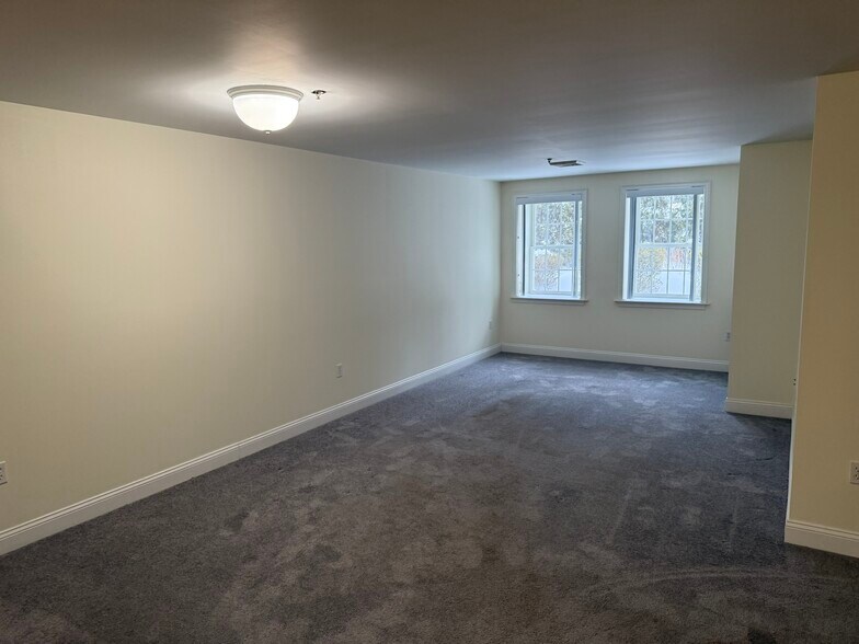 Building Photo - 380 Main St