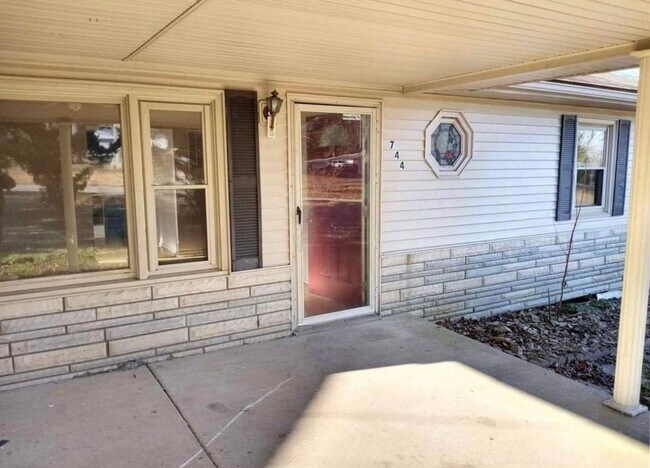 Building Photo - Comfy 2 Bedroom, 1 Bath House located in R...