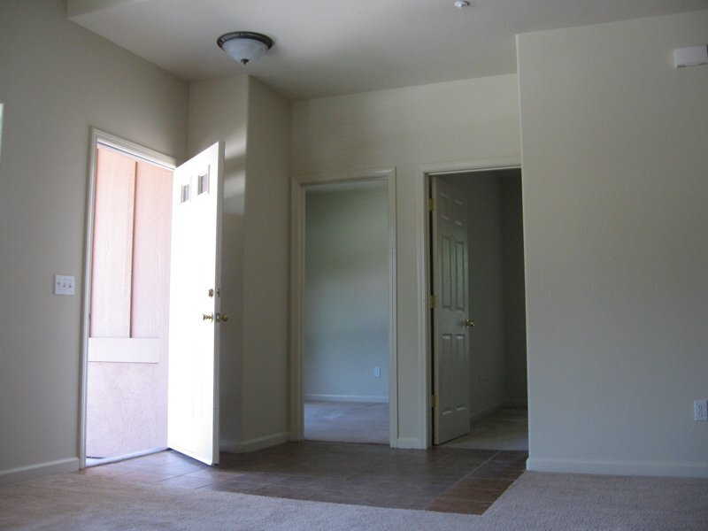Building Photo - 416 N Cloverdale Blvd