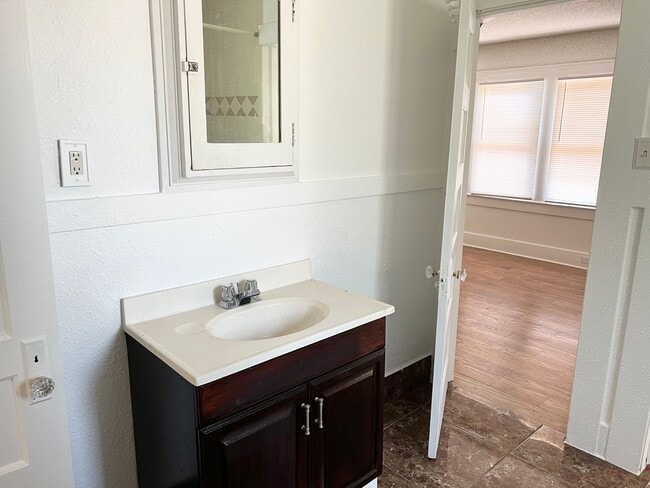 Building Photo - Charming 2 Bedroom, 1 Bath Home in Tower District