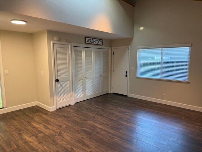 Building Photo - Remodeled 4 Bedroom 2 Bath Home in the des...
