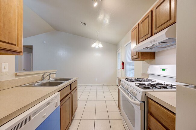 Building Photo - Gorgeous 3 bed 2 bath in Norman!