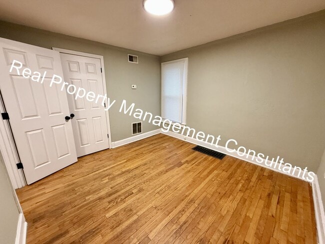 Building Photo - Updated 3-Bedroom Duplex in Kansas City, KS