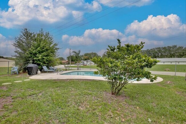 Building Photo - Beautifully Renovated 2-Bedroom Duplex nea...