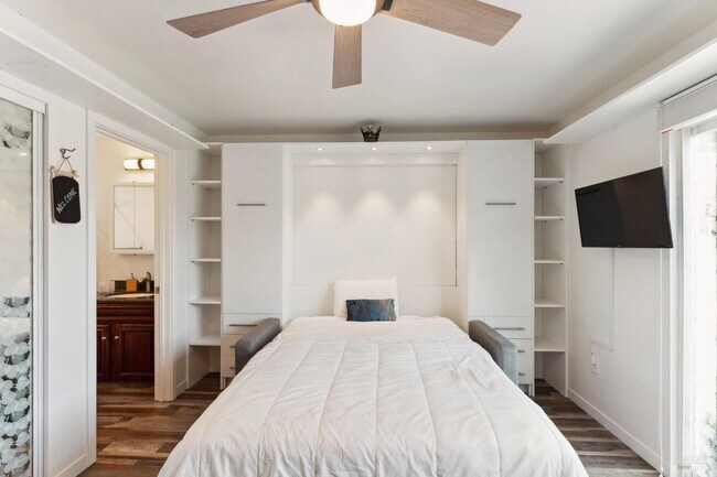 Building Photo - 582 Fernando Dr