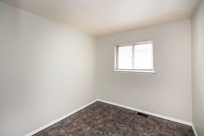 Building Photo - Lovely 3 Bedroom, 1 Bathroom Home