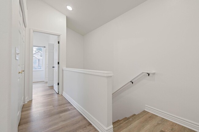 Building Photo - Spacious 3-bdr/2-bath Beaverton townhome—C...