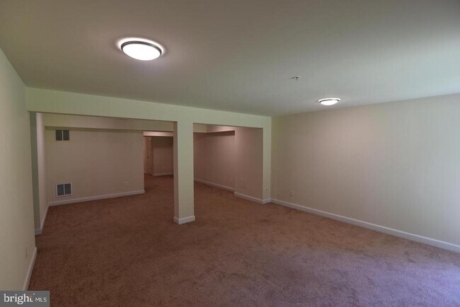 Building Photo - 139 Hokeland Dr