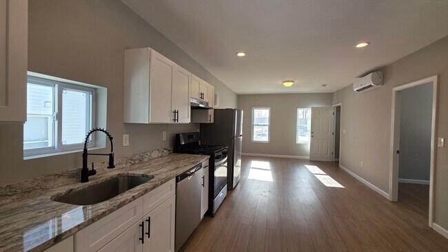 Building Photo - 31 Hicks St