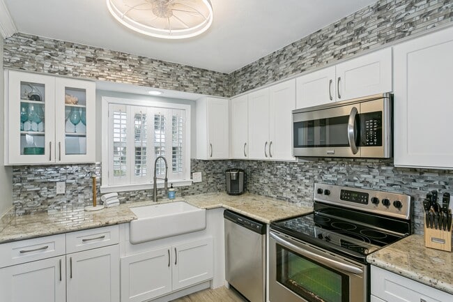 Building Photo - 1650 Via De Luna Dr