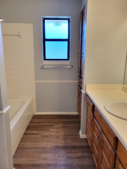 Guest Hallway Bathroom - 4829 Bermuda Dr