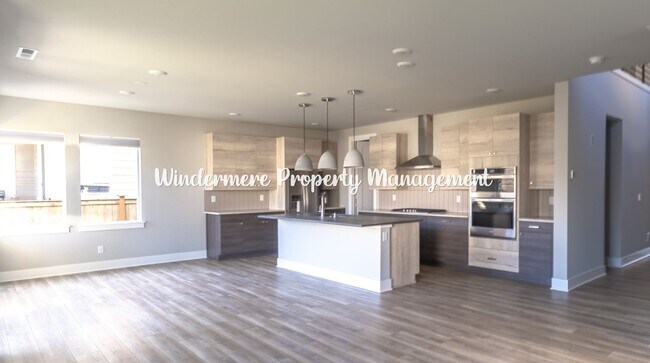 Building Photo - Stunning and spacious 5 bed in McCormick Village!