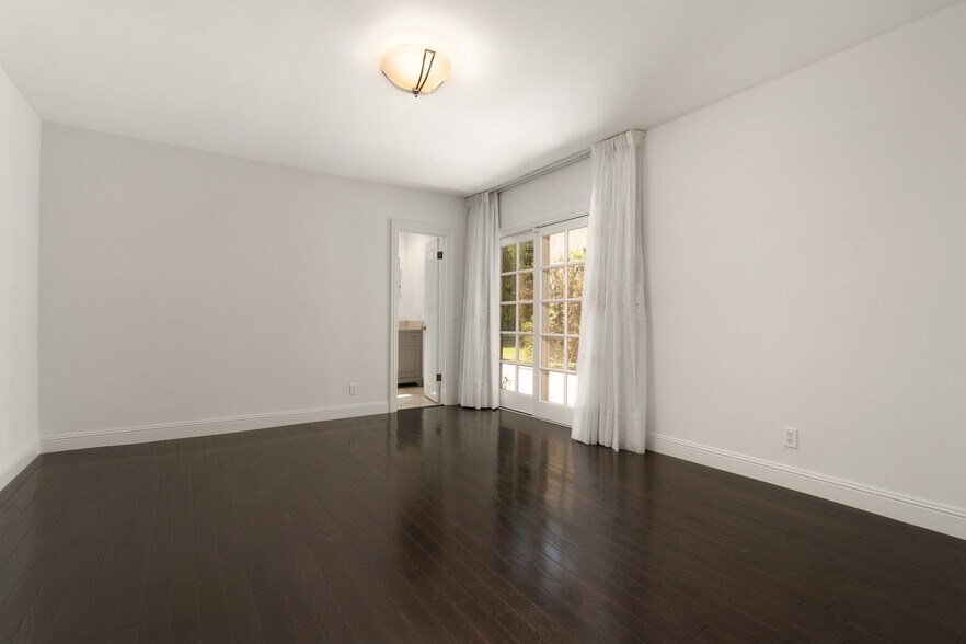 Building Photo - 519 N Rexford Dr