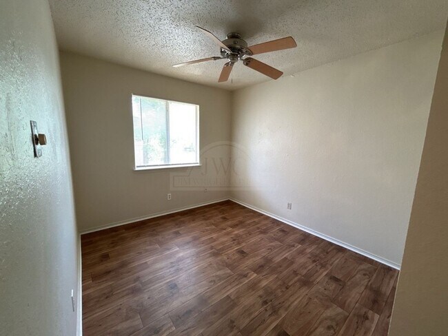 Building Photo - 2108 Carousel Dr