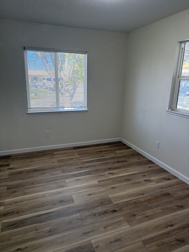 Building Photo - Charming 3-bedroom, 2-bathroom home located in the heart of Brentwood