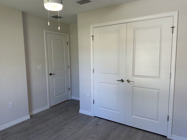 Building Photo - NEW 3/2/1 ready to rent! Pet friendly.