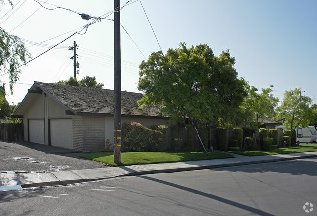 Building Photo - 15100 W El Mar Ln