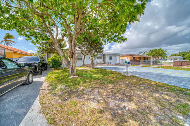 Building Photo - 7620 SW 21st St
