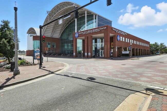 Building Photo - Fabulous 1 Bedroom/1 Bath Condo Unit!