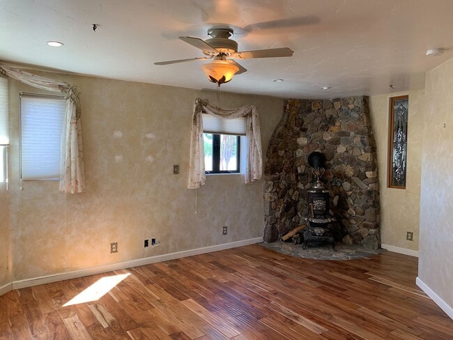 Building Photo - 2 Bedroom Country Home in Hollister