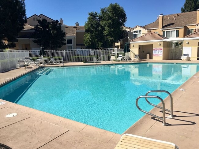 Building Photo - Spacious Condo, A/C, Wood Floors, Fresh Pa...