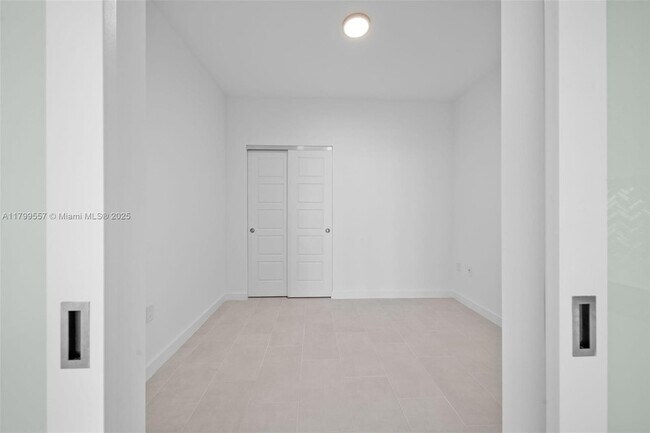 Building Photo - 2150 N Bayshore Dr