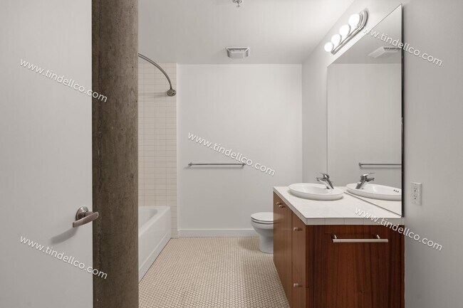 Building Photo - The Civic | 11th Floor 2BD/2BA with Stunning Portland Views, Free Parking and Free Utilities!