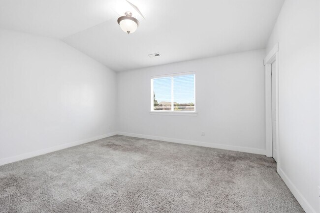 Building Photo - Waters Edge Townhome