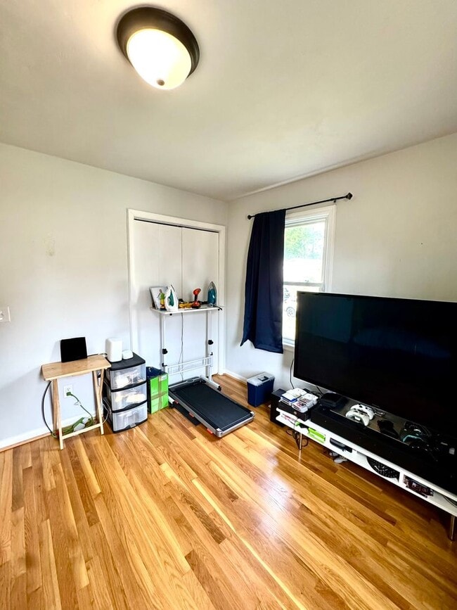 Building Photo - 4 bed 2 Bath Home for Rent in Portsmouth!