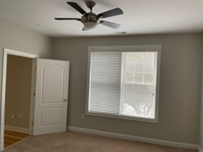 Building Photo - 3 Bedroom Condo in Desireable Dilworth!