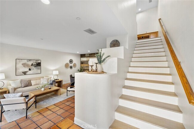 Building Photo - 19 Vinca Ct