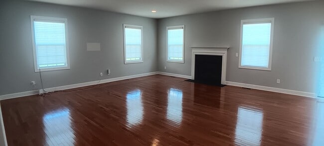 Building Photo - Heron's Landing 4 BD/ 3BTH Available May 14th