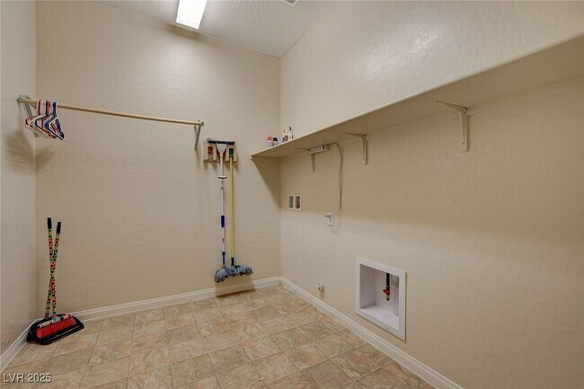 Building Photo - 484 Punto Vallata Dr