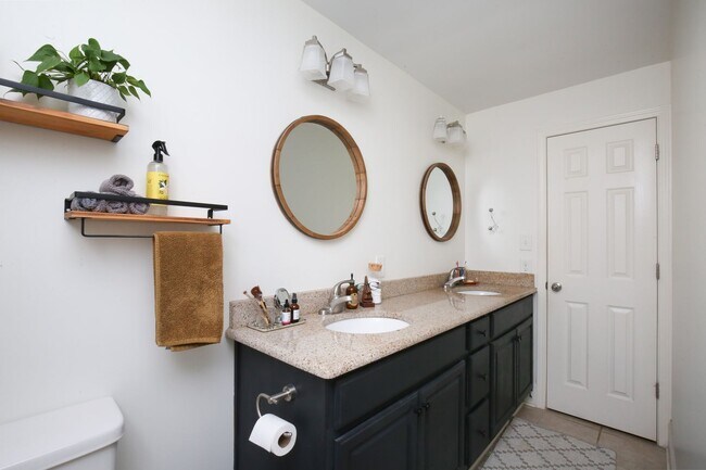 Building Photo - Adorable 3 bedroom ranch with fenced yard!