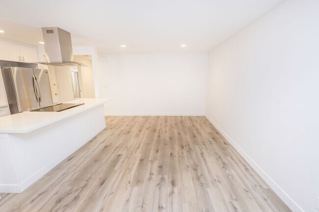 Building Photo - Spacious 1BR/1BA condo with patio and parking! Lake Murray Area $2195/month