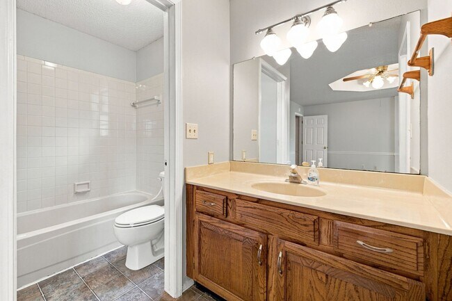 Building Photo - Spacious 3 Bed, 2 Bath Home with Fenced Backyard on Fayetteville's East Side