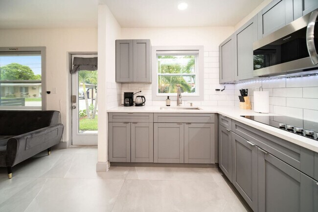 Building Photo - 847 NE 16th Ave