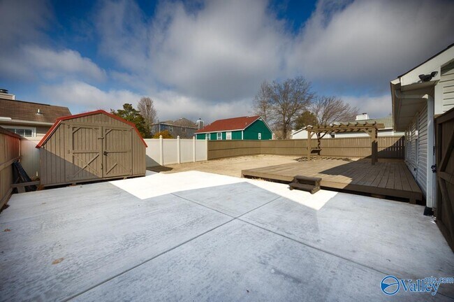 Building Photo - 103 N W Sugar Bluff Ln