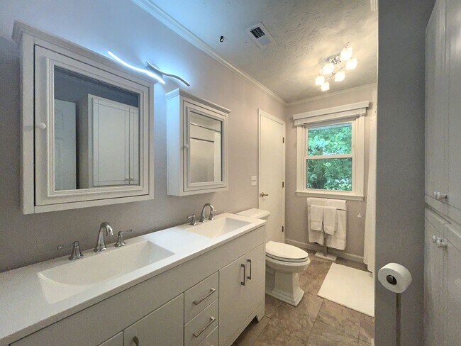 Building Photo - Charming Split-Level Home with Spacious Yard & Modern Updates – Ideal Location!