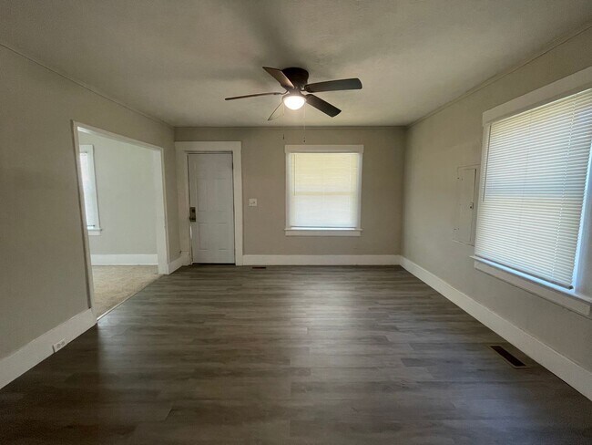 Building Photo - 3 bedroom 1 bath You will love coming Home