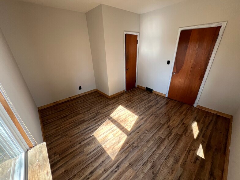 first floor se bed - 15791 N 2700 East Rd