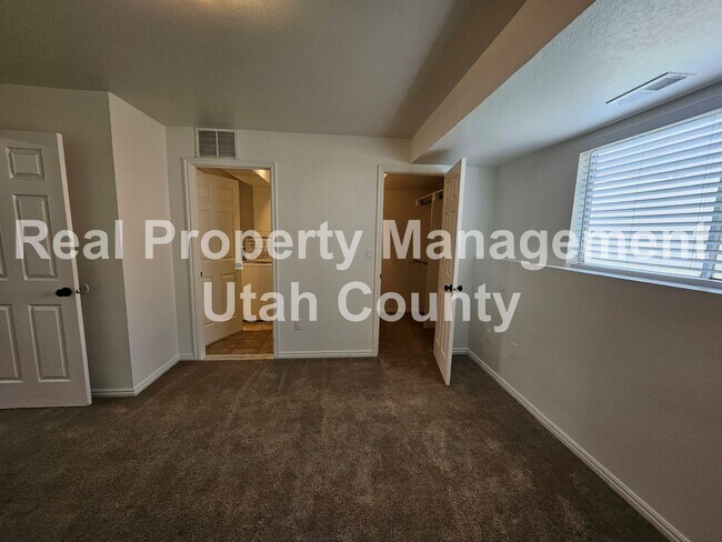 Building Photo - Large Orem Home