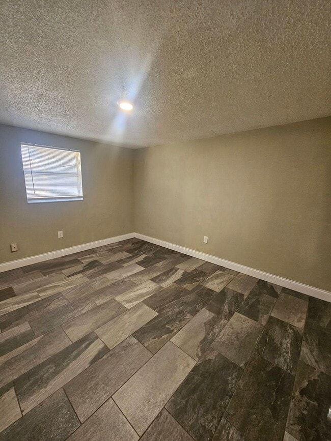 Building Photo - Charming 2-Bedroom, 1-Bathroom Duplex in C...