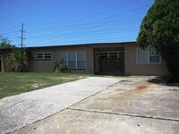 Building Photo - 2108 Emeralda Rd