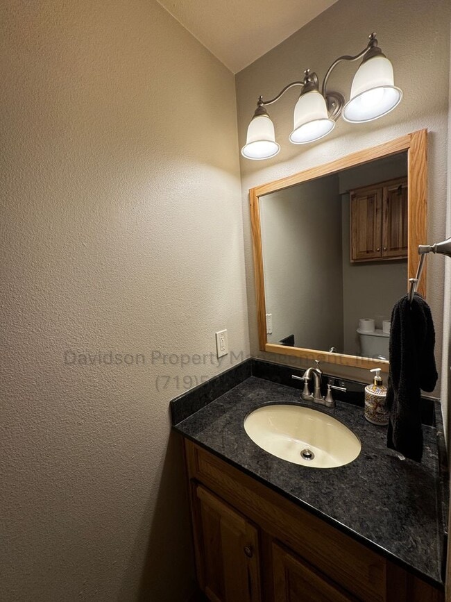 Building Photo - Cozy Updated 2 Bedroom Townhouse Near UCCS