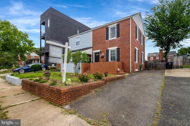 Building Photo - 2139 S Oxford St