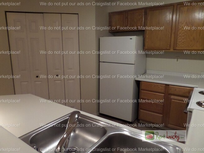 Building Photo - Super Cute and Private 2-Bedroom Condo w/2 Parking Spaces in Lake Forest Park!!