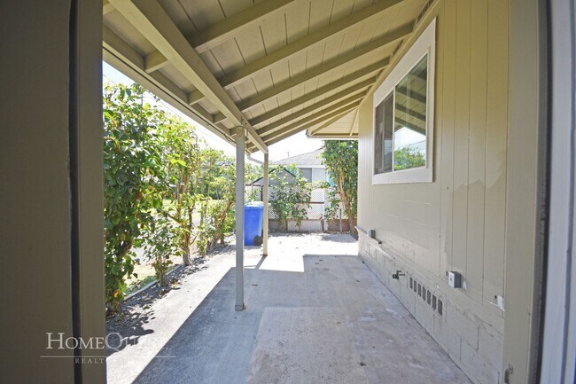 Building Photo - 443 Maluniu Ave