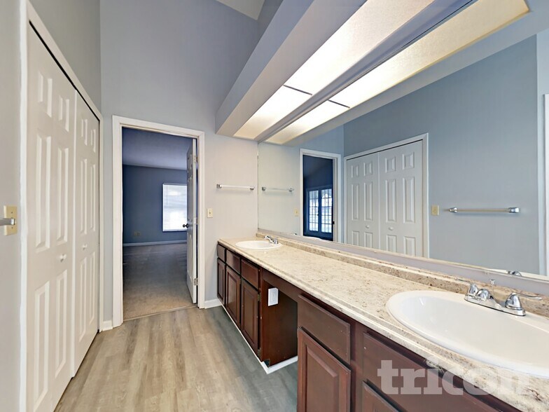 Building Photo - 2913 James Melvin Dr