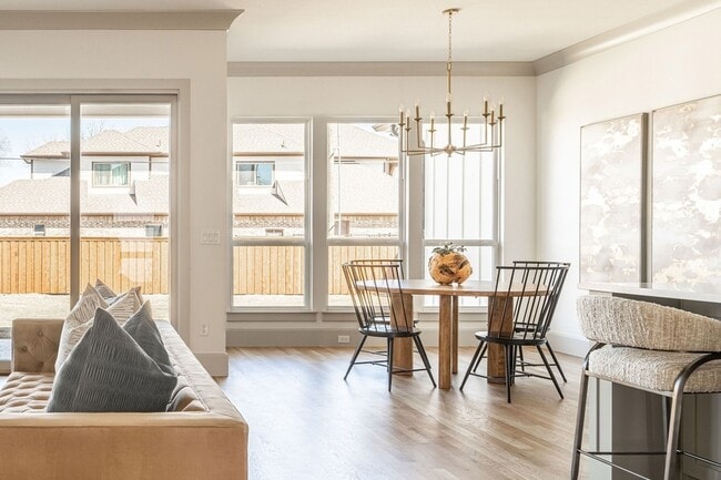 Building Photo - 317 Travis St